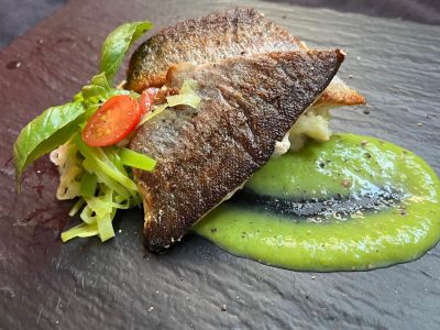 Lachsforellenfilets mit Risotto und Lauchschaum